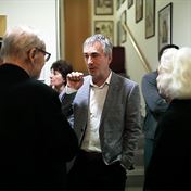 Jiří Suchý s Petrem Vackem ve foyer DNJ